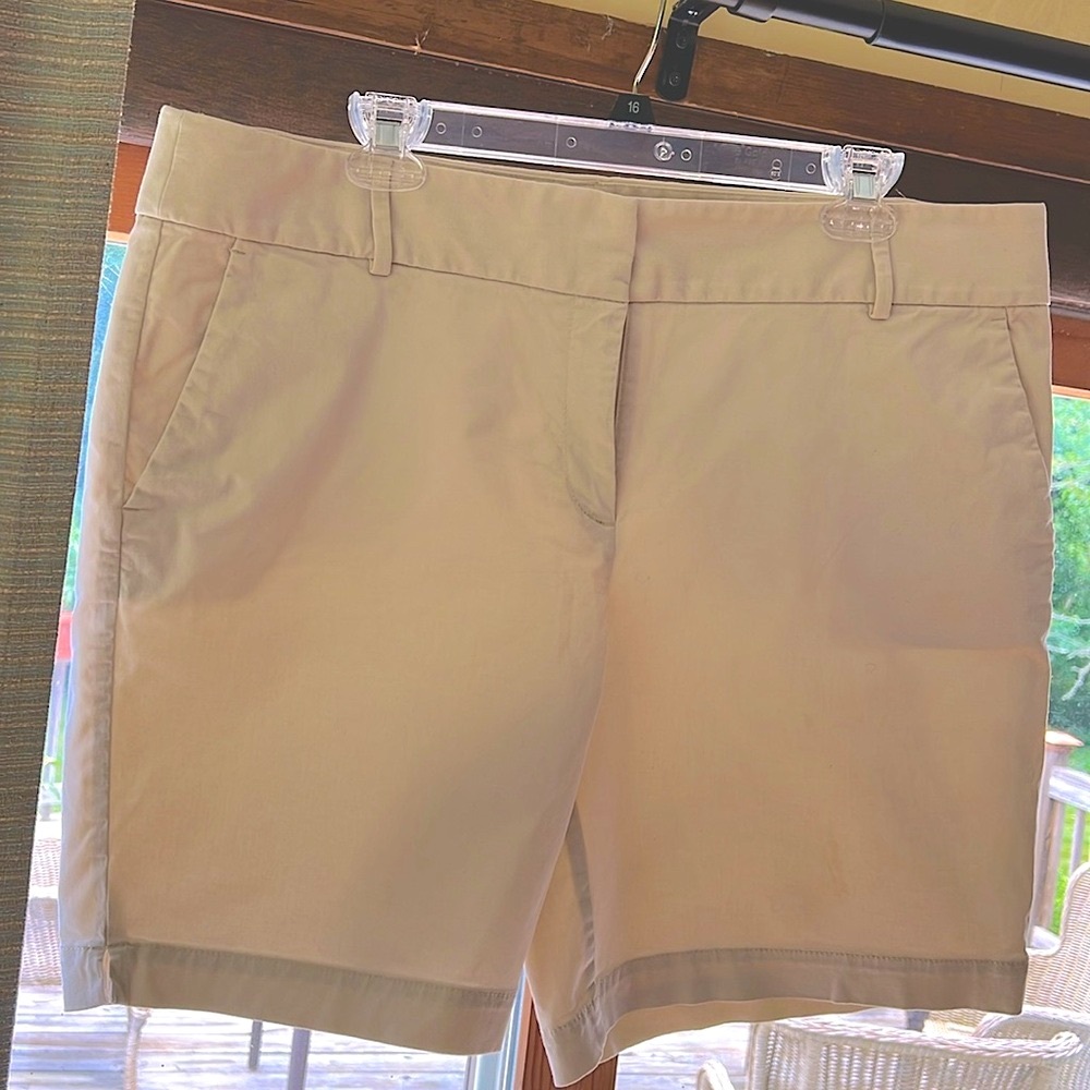 LOFT 8” Rivera short cream